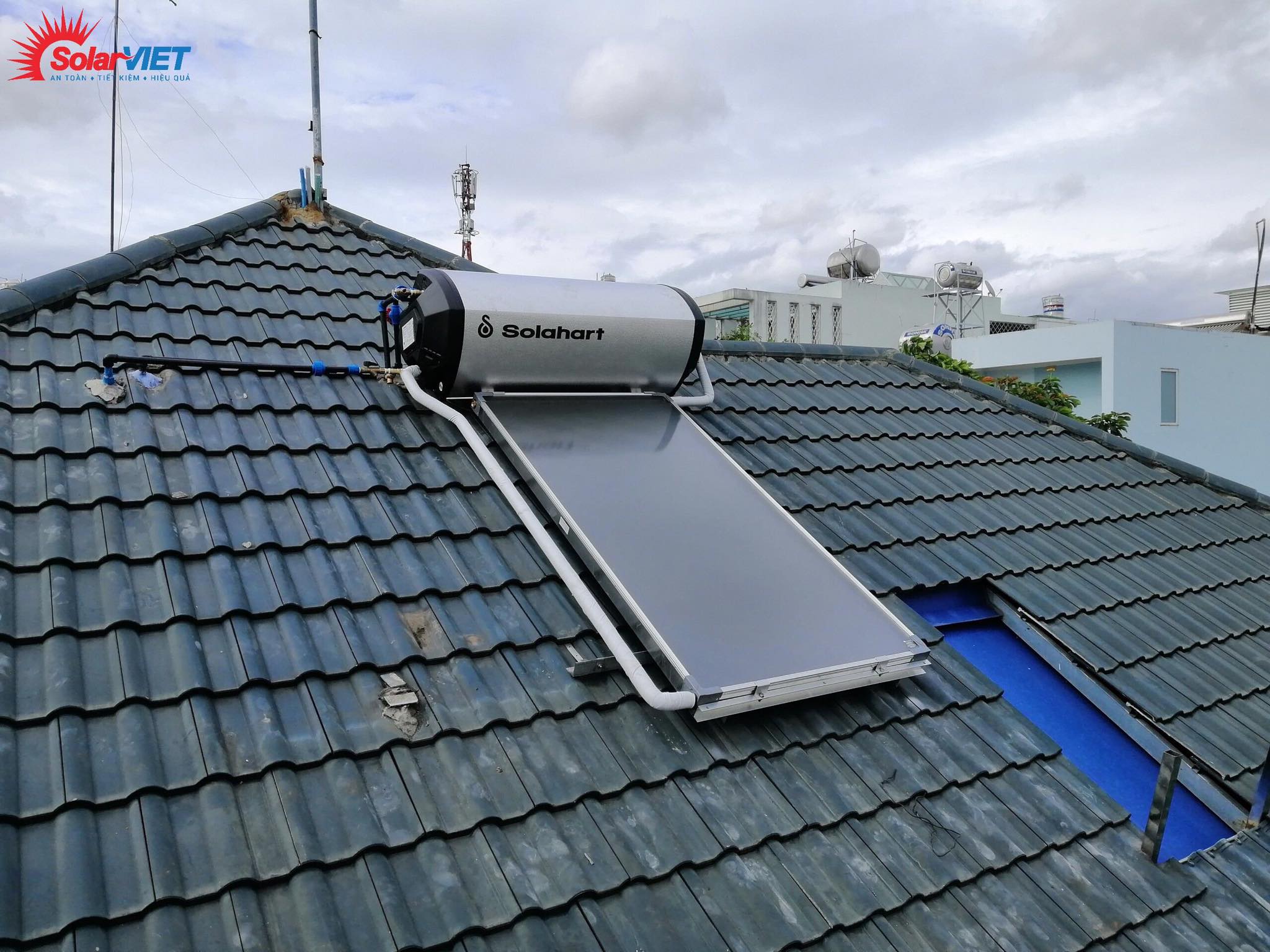 Solahart 180L - máy nước nóng NLMT của Úc lắp trên mái ngói Quận 11.